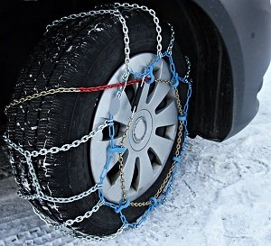Tire with chains for snow